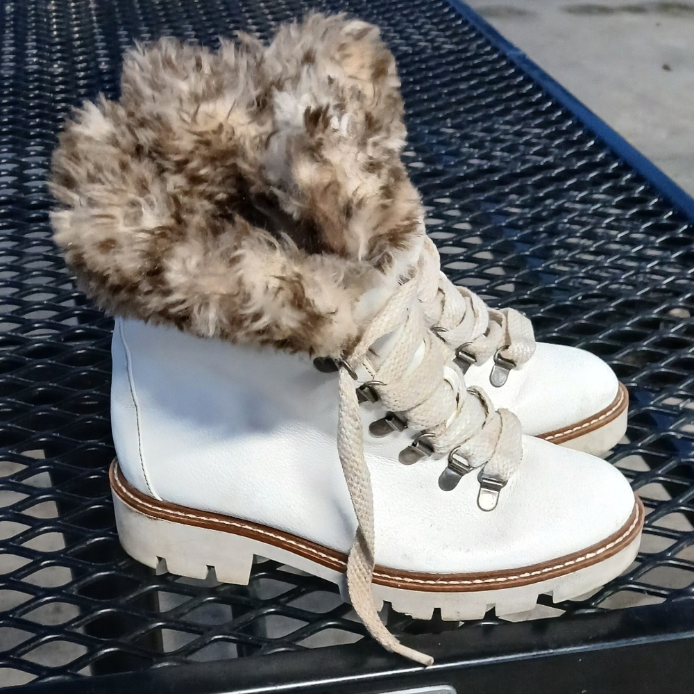 WHITE MOUNTAIN Women's Furry White Ankle Boot Size 7